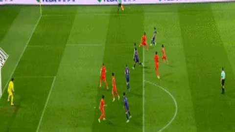 “激战正酣！科纳特孤军对抗哈兰德和多库，屡陷险境，赛场再现紧张时刻！”